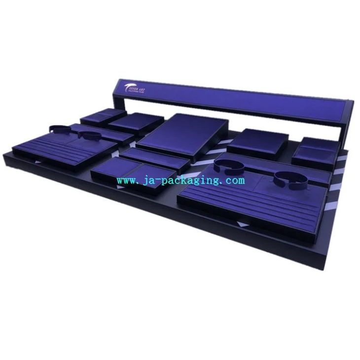 Tampilan Perhiasan Satin Biru Untuk Counter