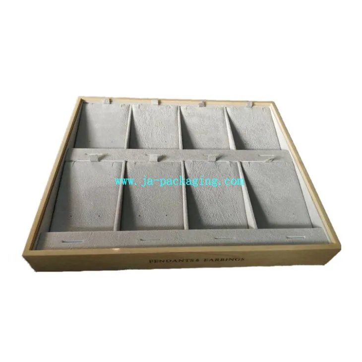 Liontin dan anting-anting nampan kayu